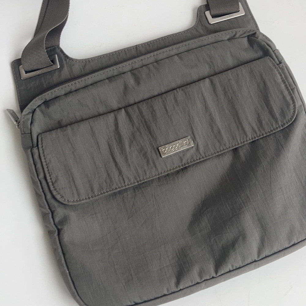 Baggallini Hailey gray (taupey) crossbody adjustable strap bag - Picture 12 of 16
